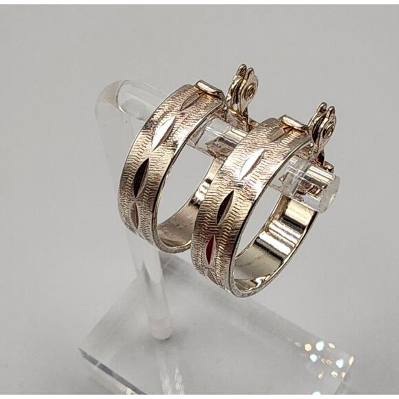 Vintage Monet Hoop Earrings Silver Tone Textured Etched Clip On 1970s Mod Style - Picture 6 of 8